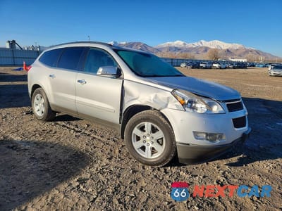 Czwarte zdjęcie samochodu z boku: 2012 CHEVROLET TRAVERSE LT VIN:1GNKVGED3CJ212721 - miniatura
