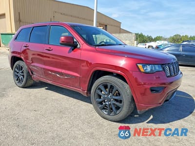 Czwarte zdjęcie samochodu z boku: 2020 JEEP GRAND CHEROKEE LAREDO VIN:1C4RJEAG5LC329194 - miniatura
