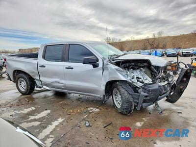 Czwarte zdjęcie samochodu z boku: 2020 CHEVROLET SILVERADO K1500 VIN:1GCPYAEH6LZ299702 - miniatura