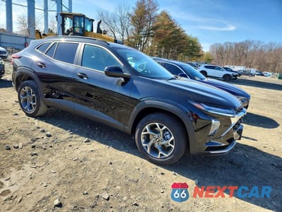 Czwarte zdjęcie samochodu z boku: 2025 CHEVROLET TRAX 1LT VIN:KL77LHEP6SC334445 - miniatura
