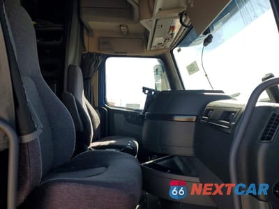 Piąte zdjęcie samochodu w środku: 2022 VOLVO VNL SEMI TRUCK VIN:4V4NC9EH0NN301236 - miniatura