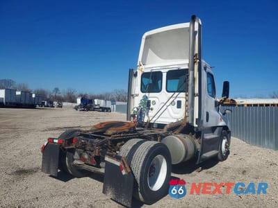 Czwarte zdjęcie samochodu z boku: 2016 FREIGHTLINER CASCADIA 125 SEMI TRUCK VIN:1FUBGEDV9GLHC5703 - miniatura