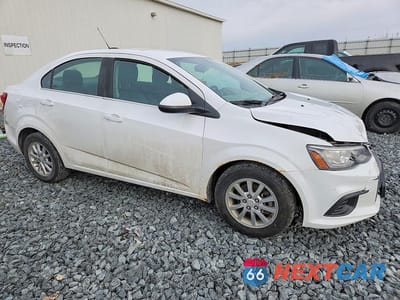 Czwarte zdjęcie samochodu z boku: 2020 CHEVROLET SONIC LT VIN:1G1JD5SB2L4101793 - miniatura