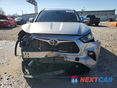 Piąte zdjęcie samochodu w środku: 2022 TOYOTA HIGHLANDER XLE VIN:5TDGZRBH8NS190002 - miniatura