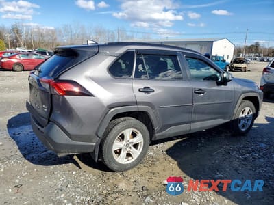 Trzecie zdjęcie samochodu z tyłu: 2021 TOYOTA RAV4 XLE VIN:2T3P1RFV4MW197677 - miniatura