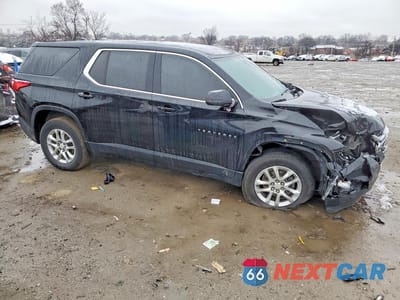 Czwarte zdjęcie samochodu z boku: 2021 CHEVROLET TRAVERSE VIN:1GNERFKW9MJ182479 - miniatura
