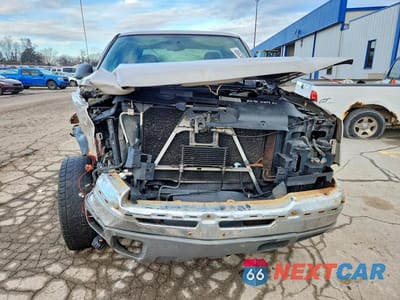Piąte zdjęcie samochodu w środku: 2004 CHEVROLET SILVERADO K2500 HEAVY DUTY VIN:1GCHK29U14E390131 - miniatura