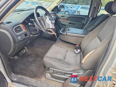 Zdjęcie 7 z 13 samochodu: 2011 CHEVROLET SUBURBAN C1500 LS VIN:1GNSCHE07BR120844 - miniatura