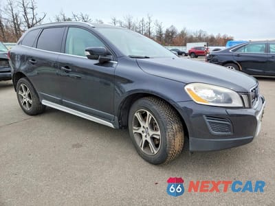 Czwarte zdjęcie samochodu z boku: 2013 VOLVO XC60 T6 VIN:YV4902DZ2D2428767 - miniatura