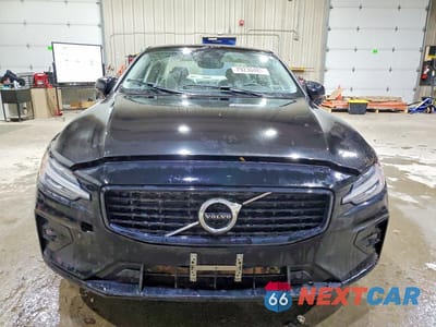 Piąte zdjęcie samochodu w środku: 2022 VOLVO S60 B5 MOMENTUM VIN:7JRL12TZ7NG155340 - miniatura