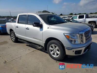 Czwarte zdjęcie samochodu z boku: 2018 NISSAN TITAN SV VIN:1N6AA1E50JN551638 - miniatura