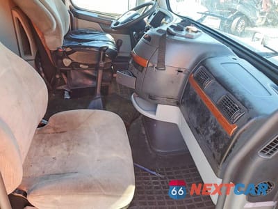 Piąte zdjęcie samochodu w środku: 2007 VOLVO VNL SEMI TRUCK VIN:4V4NC9GH57N463587 - miniatura