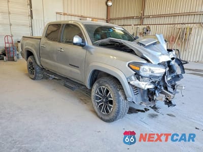 Czwarte zdjęcie samochodu z boku: 2022 TOYOTA TACOMA TRD SPORT VIN:3TMCZ5AN6NM523845 - miniatura