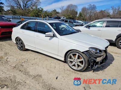 Czwarte zdjęcie samochodu z boku: 2014 MERCEDES-BENZ C 300 4MATIC VIN:WDDGF8ABXEG232055 - miniatura