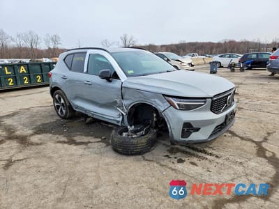 Czwarte zdjęcie samochodu z boku: 2025 VOLVO XC40 PLUS VIN:YV4L12UC1S2483609 - miniatura