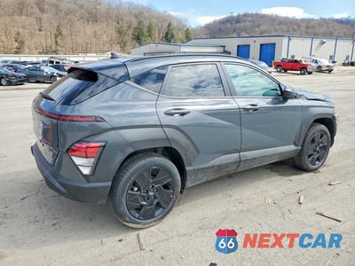 Trzecie zdjęcie samochodu z tyłu: 2026 HYUNDAI KONA SEL SPORT VIN:KM8HFCAB6TU429820 - miniatura