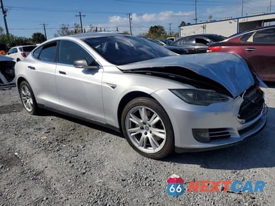 Czwarte zdjęcie samochodu z boku: 2014 TESLA MODEL S VIN:5YJSA1H18EFP42972 - miniatura