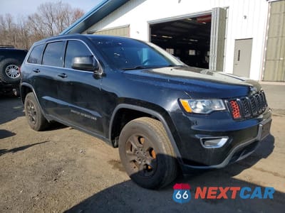 Czwarte zdjęcie samochodu z boku: 2017 JEEP GRAND CHEROKEE LAREDO VIN:1C4RJFAG4HC837105 - miniatura