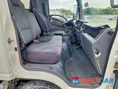 Piąte zdjęcie samochodu w środku: 2013 ISUZU NPR HD DUMP TRUCK VIN:JALC4W165D7000949 - miniatura