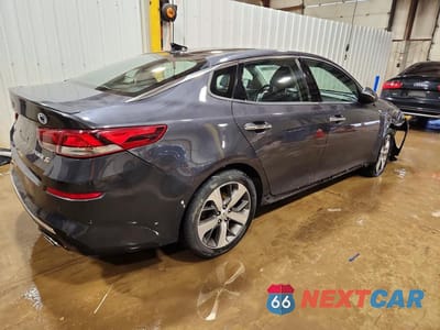 Trzecie zdjęcie samochodu z tyłu: 2019 KIA OPTIMA S VIN:5XXGT4L31KG302983 - miniatura