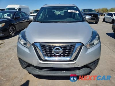 Piąte zdjęcie samochodu w środku: 2019 NISSAN KICKS SV VIN:3N1CP5CU3KL538673 - miniatura