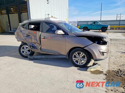 Czwarte zdjęcie samochodu z boku: 2011 HYUNDAI TUCSON GLS VIN:KM8JU3AC8BU173940 - miniatura