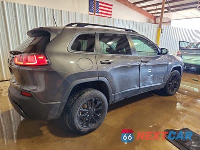 Trzecie zdjęcie samochodu z tyłu: 2023 JEEP CHEROKEE ALTITUDE LUX VIN:1C4PJMMB3PD106511 - miniatura