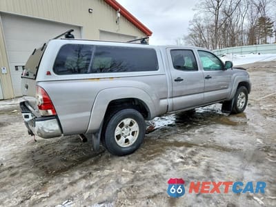 Trzecie zdjęcie samochodu z tyłu: 2014 TOYOTA TACOMA V6 VIN:3TMMU4FN5EM070811 - miniatura