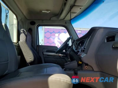 Piąte zdjęcie samochodu w środku: 2016 KENWORTH T680 SEMI TRUCK VIN:1XKYA48XXGJ496667 - miniatura