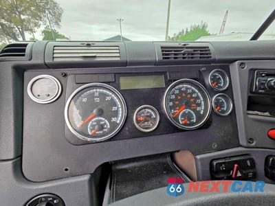 Zdjęcie 8 z 10 samochodu: 2017 FREIGHTLINER CASCADIA 113 VIN:3AKJGHDV8HSHZ2770 - miniatura