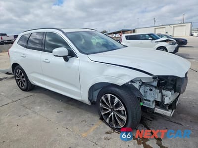 Czwarte zdjęcie samochodu z boku: 2023 VOLVO XC60 ULTIMATE VIN:YV4L12DV1P1211740 - miniatura