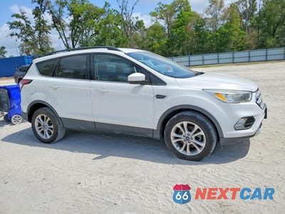 Czwarte zdjęcie samochodu z boku: 2018 FORD ESCAPE SE VIN:1FMCU0GD0JUC20237 - miniatura