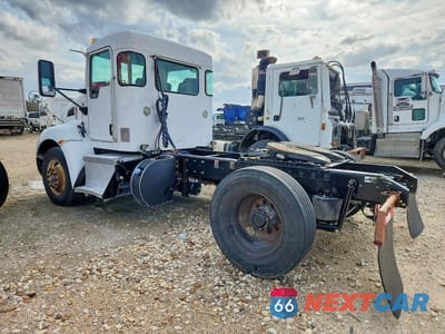 Trzecie zdjęcie samochodu z tyłu: 2016 KENWORTH CONSTRUCTION T370 VIN:2XKHAJ8X9GM497090 - miniatura