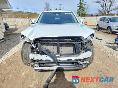 Piąte zdjęcie samochodu w środku: 2021 VOLVO XC90 T6 MOMENTUM VIN:YV4A221K2M1681785 - miniatura