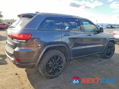 Trzecie zdjęcie samochodu z tyłu: 2018 JEEP GRAND CHEROKEE LAREDO VIN:1C4RJEAG0JC111824 - miniatura