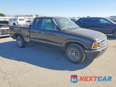 Czwarte zdjęcie samochodu z boku: 1997 CHEVROLET S TRUCK S10 VIN:1GCCS1942VK133454 - miniatura