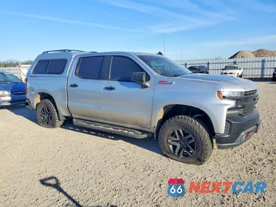 Czwarte zdjęcie samochodu z boku: 2020 CHEVROLET SILVERADO K1500 LT TRAIL BOSS VIN:3GCPYFED4LG421659 - miniatura