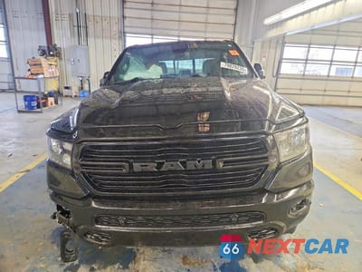 Piąte zdjęcie samochodu w środku: 2020 RAM 1500 BIG HORN VIN:1C6SRFFT1LN327637 - miniatura