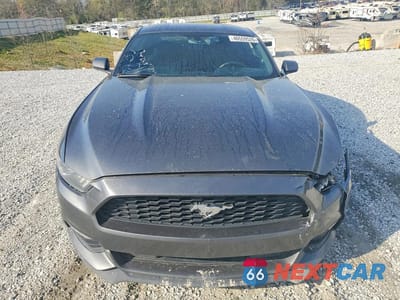Piąte zdjęcie samochodu w środku: 2016 FORD MUSTANG VIN:1FA6P8AM5G5218380 - miniatura