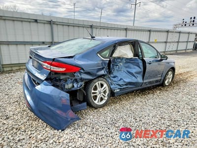 Trzecie zdjęcie samochodu z tyłu: 2018 FORD FUSION SE HYBRID VIN:3FA6P0LU6JR261077 - miniatura