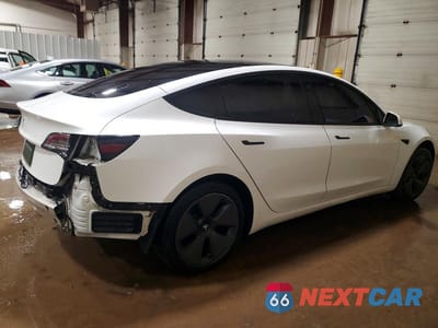 Trzecie zdjęcie samochodu z tyłu: 2021 TESLA MODEL 3 VIN:5YJ3E1EAXMF982987 - miniatura