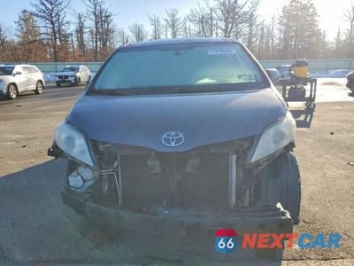 Piąte zdjęcie samochodu w środku: 2017 TOYOTA SIENNA LE VIN:5TDKZ3DC1HS808029 - miniatura
