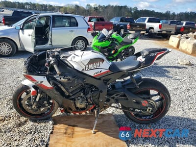 Trzecie zdjęcie samochodu z tyłu: 2024 YAMAHA YZFR1 VIN:JYARN66E7RA003804 - miniatura