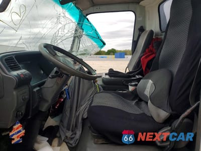 Zdjęcie 7 z 14 samochodu: 2005 ISUZU NPR BOX TRUCK VIN:JALC4B16157000750 - miniatura