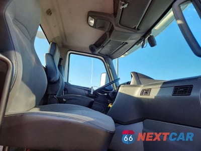 Piąte zdjęcie samochodu w środku: 2019 INTERNATIONAL LT625 VIN:3HSDZTZR6KN141991 - miniatura