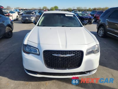 Piąte zdjęcie samochodu w środku: 2020 CHRYSLER 300 TOURING VIN:2C3CCAAG0LH137479 - miniatura