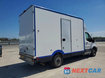 Czwarte zdjęcie samochodu z boku: 2022 FORD TRANSIT DELIVERY TRUCK VIN:1FDBW5Z86NKA01710 - miniatura