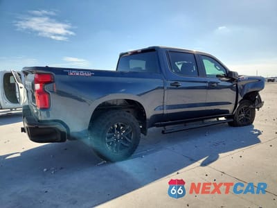 Trzecie zdjęcie samochodu z tyłu: 2021 CHEVROLET SILVERADO K1500 TRAIL BOSS CUSTOM VIN:1GCPYCEF4MZ302835 - miniatura