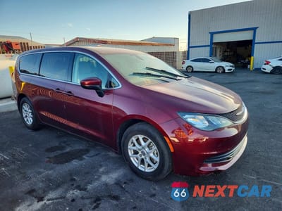 Czwarte zdjęcie samochodu z boku: 2020 CHRYSLER VOYAGER LX VIN:2C4RC1CG9LR131192 - miniatura