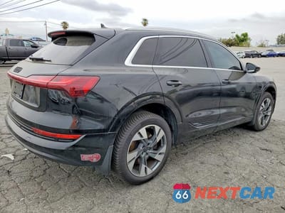Trzecie zdjęcie samochodu z tyłu: 2021 AUDI E-TRON PREMIUM PLUS VIN:WA1LAAGE8MB000544 - miniatura
